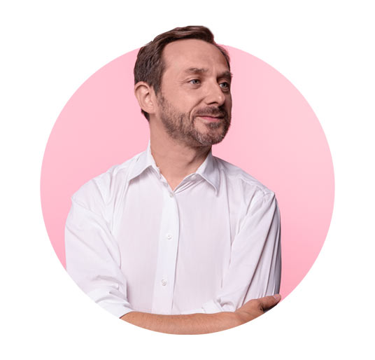 Portrait des Autoren Dietmar vor rosa Hintergrund