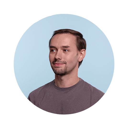 Portrait unseres Autoren Christian vor hellblauem Hintergrund