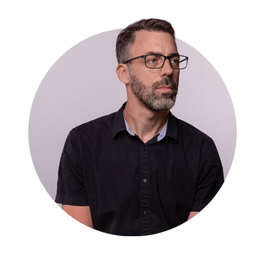 Portrait des Geschäftsführers der Netzbewegung, Uwe Raabe, vor grauem Hintergrund