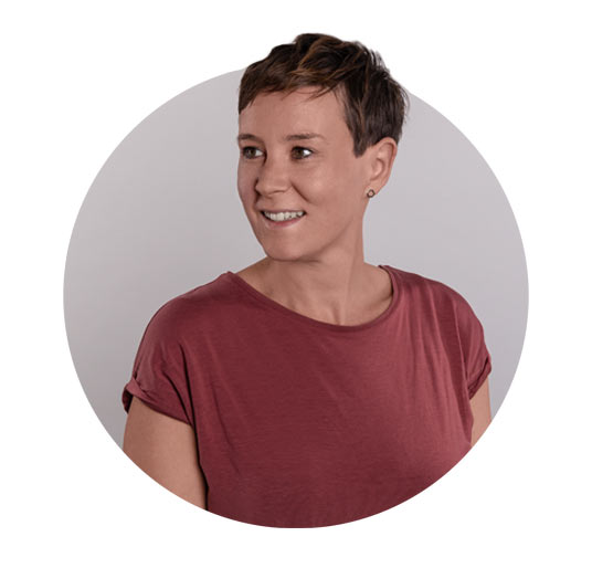 Portrait unserer Autorin Katharina vor grauem Hintergrund