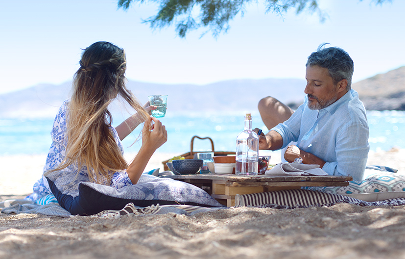 paar beim picknick mit elinas im schatten am strand